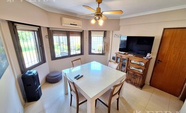 Venta casa 5 ambientes con cochera y jardín en Quilmes Oeste