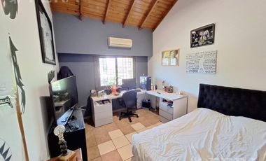 Venta casa 5 ambientes con cochera y jardín en Quilmes Oeste
