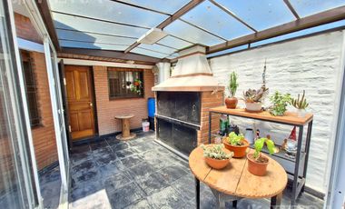 Venta casa 5 ambientes con cochera y jardín en Quilmes Oeste