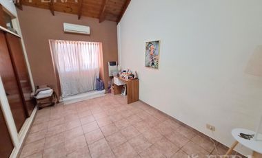Venta casa 5 ambientes con cochera y jardín en Quilmes Oeste