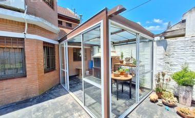 Venta casa 5 ambientes con cochera y jardín en Quilmes Oeste