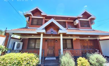 Venta casa 5 ambientes con cochera y jardín en Quilmes Oeste