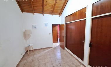 Venta casa 5 ambientes con cochera y jardín en Quilmes Oeste