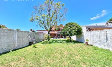 Venta casa 5 ambientes con cochera y jardín en Quilmes Oeste