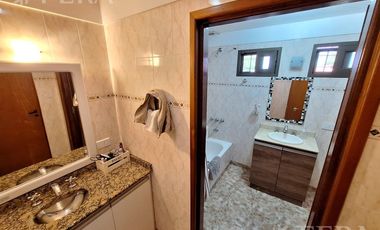 Venta casa 5 ambientes con cochera y jardín en Quilmes Oeste
