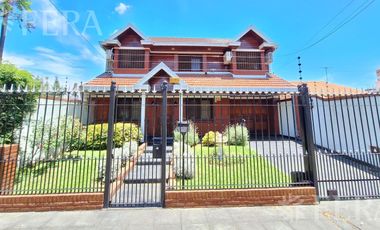 Venta casa 5 ambientes con cochera y jardín en Quilmes Oeste