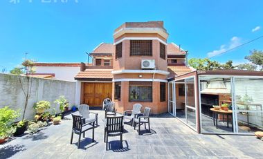 Venta casa 5 ambientes con cochera y jardín en Quilmes Oeste