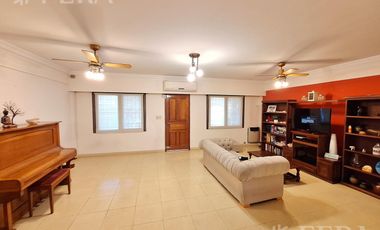 Venta casa 5 ambientes con cochera y jardín en Quilmes Oeste