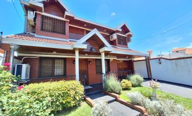 Venta casa 5 ambientes con cochera y jardín en Quilmes Oeste