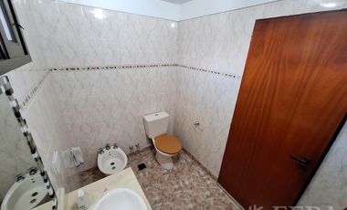 Venta casa 5 ambientes con cochera y jardín en Quilmes Oeste