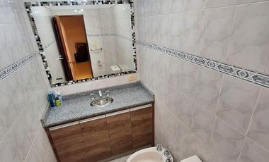 Venta casa 5 ambientes con cochera y jardín en Quilmes Oeste