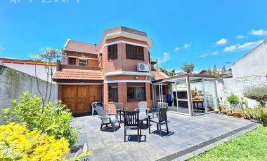 Venta casa 5 ambientes con cochera y jardín en Quilmes Oeste