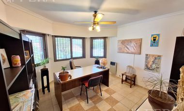 Venta casa 5 ambientes con cochera y jardín en Quilmes Oeste