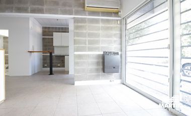 Departamento 1 ambiente con pequeño espacio libre y cochera.