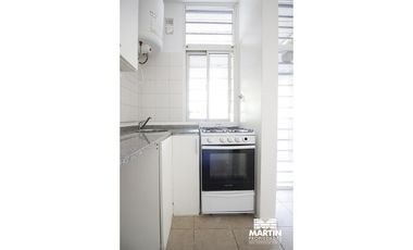 Departamento 1 ambiente con pequeño espacio libre y cochera.
