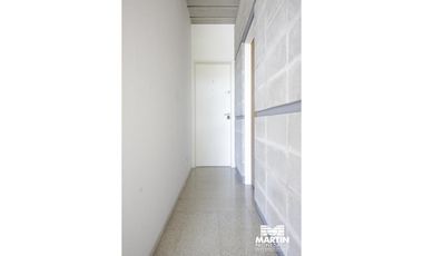 Departamento 1 ambiente con pequeño espacio libre y cochera.