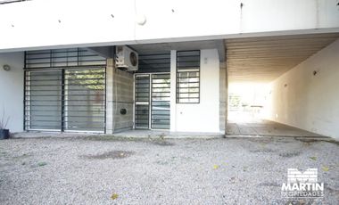 Departamento 1 ambiente con pequeño espacio libre y cochera.