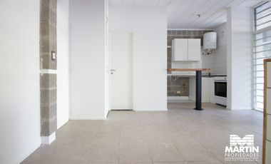 Departamento 1 ambiente con pequeño espacio libre y cochera.
