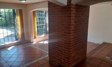 Casa en lote grande con piscina