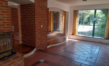 Casa en lote grande con piscina