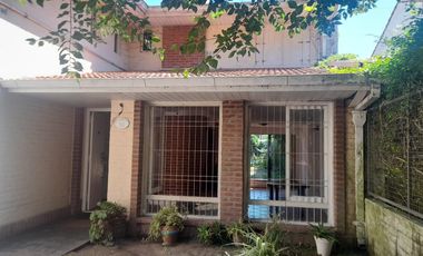 Casa en lote grande con piscina