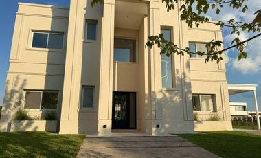 Casa en  venta en Acacias con pileta y  todos los cuartos en suites