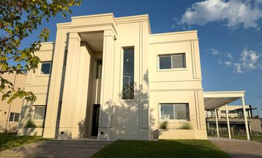 Casa en  venta en Acacias con pileta y  todos los cuartos en suites