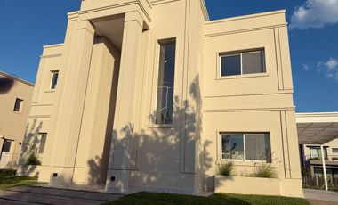 Casa en  venta en Acacias con pileta y  todos los cuartos en suites