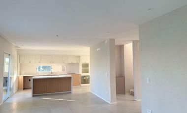 Casa en  venta en Acacias con pileta y  todos los cuartos en suites