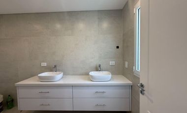Casa en  venta en Acacias con pileta y  todos los cuartos en suites