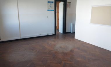 Oficina de 3 ambientes con baño privado  en Monserrat