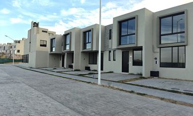 Casa en renta a estrenar dentro de condominio en Zapopan.