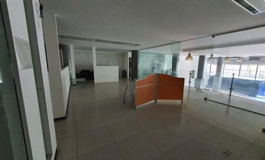 Local con 2 bodegas en Centro de Monterrey