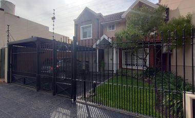 VENTA CASA 5 AMBIENTES CON JARDÍN BARRIO PARQUE BERNAL