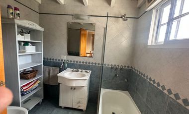 VENTA CASA 5 AMBIENTES CON JARDÍN BARRIO PARQUE BERNAL