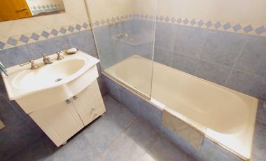 VENTA CASA 5 AMBIENTES CON JARDÍN BARRIO PARQUE BERNAL