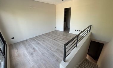 Unidades en duplex a estrenar 4 ambientes, 3 suite, cochera, jardín. Piscina. SUM.