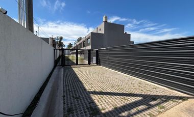 Unidades en duplex a estrenar 4 ambientes, 3 suite, cochera, jardín. Piscina. SUM.