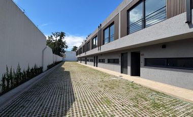 Unidades en duplex a estrenar 4 ambientes, 3 suite, cochera, jardín. Piscina. SUM.