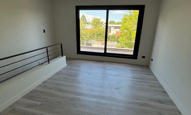 Unidades en duplex a estrenar 4 ambientes, 3 suite, cochera, jardín. Piscina. SUM.