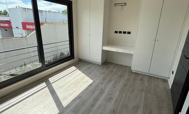 Unidades en duplex a estrenar 4 ambientes, 3 suite, cochera, jardín. Piscina. SUM.