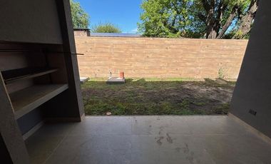 Unidades en duplex a estrenar 4 ambientes, 3 suite, cochera, jardín. Piscina. SUM.
