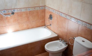 Casa de 2 dormitorios, parque y pileta en Villa Elisa