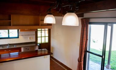 Casa de 2 dormitorios, parque y pileta en Villa Elisa