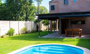 Casa de 2 dormitorios, parque y pileta en Villa Elisa