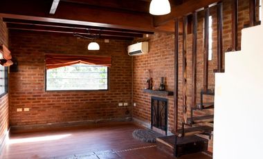 Casa de 2 dormitorios, parque y pileta en Villa Elisa