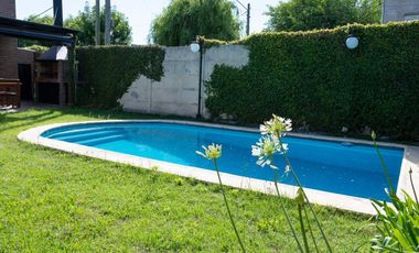 Casa de 2 dormitorios, parque y pileta en Villa Elisa