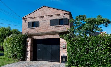 Casa de 2 dormitorios, parque y pileta en Villa Elisa