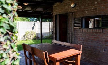 Casa de 2 dormitorios, parque y pileta en Villa Elisa
