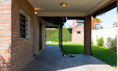 Casa de 2 dormitorios, parque y pileta en Villa Elisa